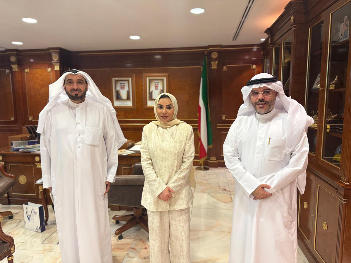 زار د.خالد الشطي رئيس مركز الكويت لتوثيق العمل الإنساني-فنار اليوم وزيرة الشؤون الاجتماعية وشؤون الأسرة والطفولة د. أمثال الحويلة بحضور وكيل الوزارة د.خالد عامر العجمي ، وتم إهداؤهم مجموعة من إصدارات مركز فنار حول تاريخ العمل الخيري الكويتي ، وكتاب مركز فنار في 6 أعوام الذي يوثق