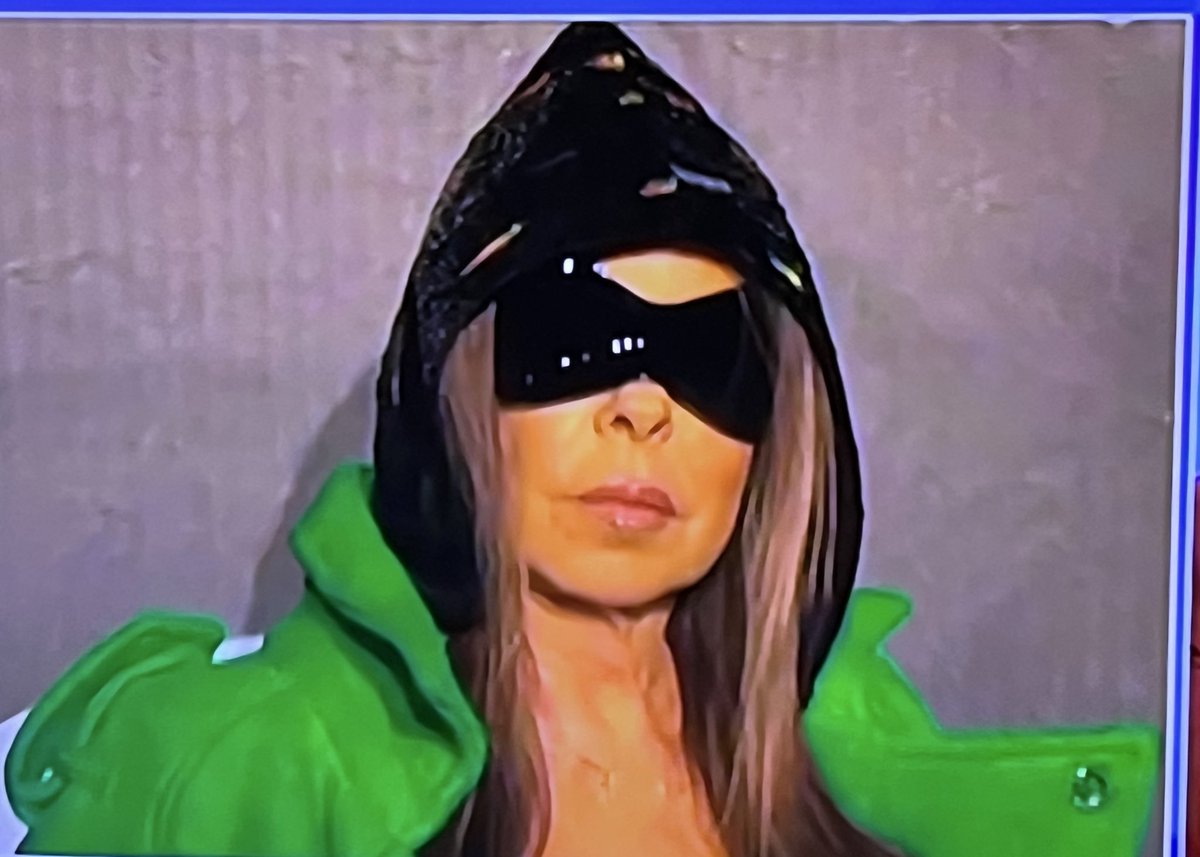 Η μάνα μου: 
Θα πάμε στη θεία Ευτέρπη για καφέ. Βάλε φόρμες κ έλα.

Εγώ: