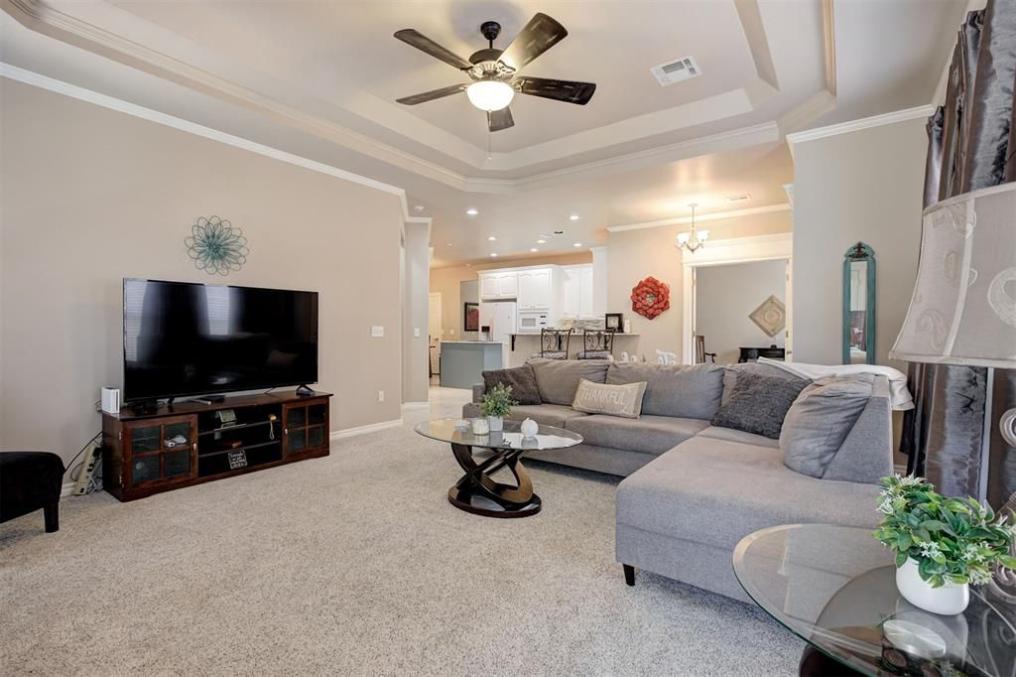 WyattPoindexter's tweet image. Edmond half duplex: 2 beds + study/flex, fireplace, updated kitchen, HOA covers lawn &amp;amp; more—easy living!
Listed by Terrence S. Finchum – The Agency Oklahoma
1632LaurelPlace.com
#Edmond #LowMaintenance #TheAgencyOK #1632LaurelPL