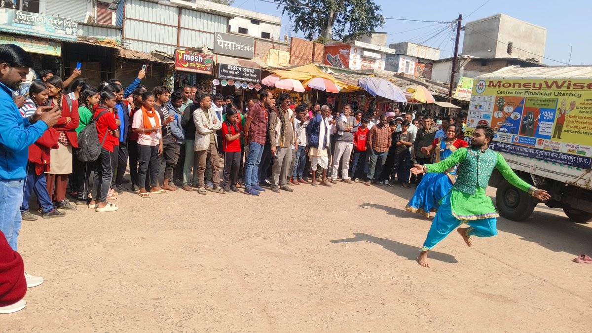 SAMARPITCHHATT1's tweet photo. @PMOIndia @RBI @ChhattisgarhCMO @BilaspurDist  समर्पित संस्था, बिलासपुर, छत्तीसगढ़ के द्वारा भारतीय रिजर्व बैंक के सहयोग से मध्यप्रदेश के बालाघाट जिले के बैहर में कला जत्था के माध्यम से MoneyWise वित्तीय साक्षरता कार्यक्रम का सफल आयोजन...👍🏻👍🏻 https://t.co/4B6rfNYxnM