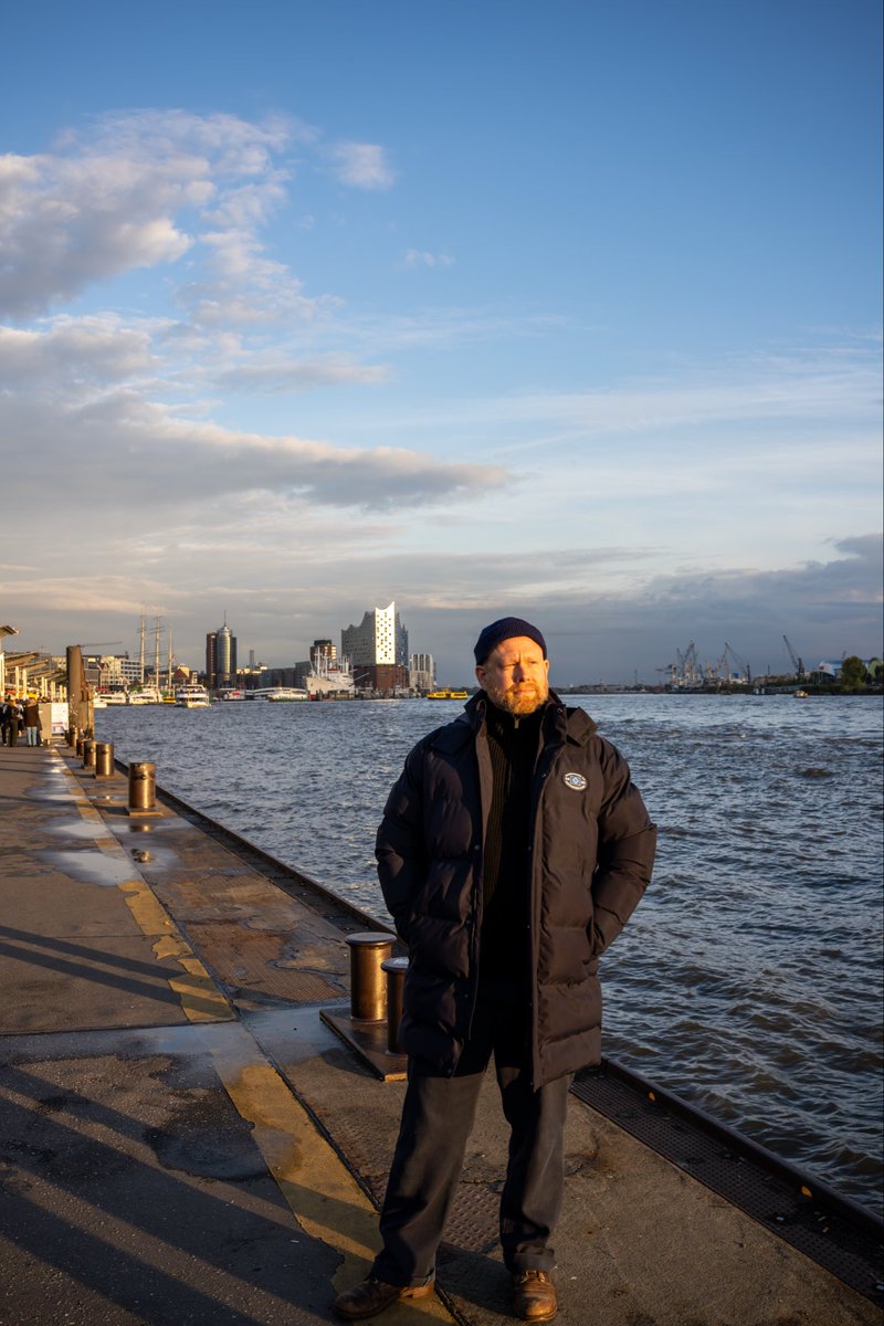 Bereit für den 𝐖𝐢𝐧𝐭𝐞𝐫. ❄️🧥 

Den neuen Supporters Club-Winterparka gibt es ab sofort exklusiv für Mitglieder im HSV-Shop. ➡️ bit.ly/HSVSC1475 🔗

#nurderHSV
📸 Philipp Heister