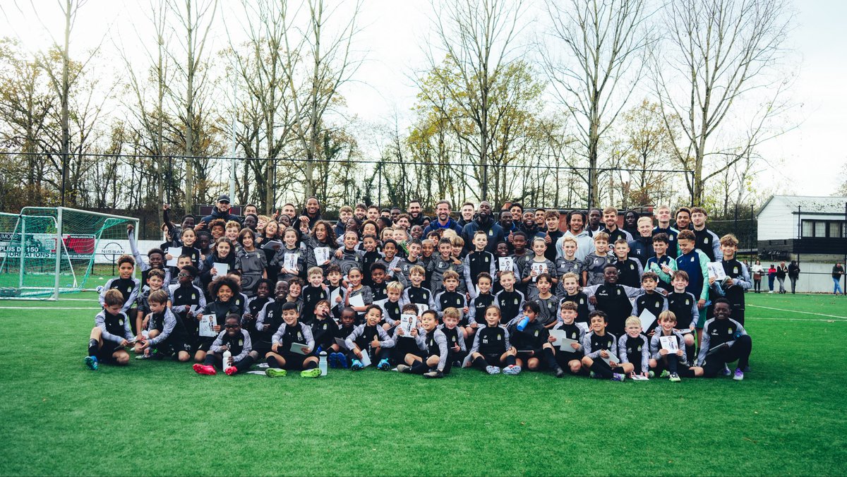 SportCharleroi's tweet image. Une journée 𝗺𝗮𝗴𝗶𝗾𝘂𝗲 pour nos Zébrions ! ✨🦓

Mini-tournoi, rires et souvenirs inoubliables aux côtés des pros. Une expérience gravée à jamais dans leurs mémoires ! 🖤

#RCSC #NapoleonScore ⚫️⚪️