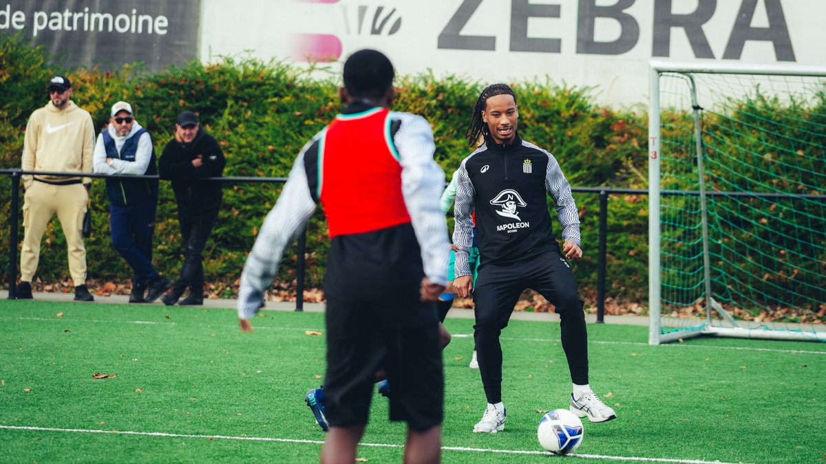 SportCharleroi's tweet image. Une journée 𝗺𝗮𝗴𝗶𝗾𝘂𝗲 pour nos Zébrions ! ✨🦓

Mini-tournoi, rires et souvenirs inoubliables aux côtés des pros. Une expérience gravée à jamais dans leurs mémoires ! 🖤

#RCSC #NapoleonScore ⚫️⚪️