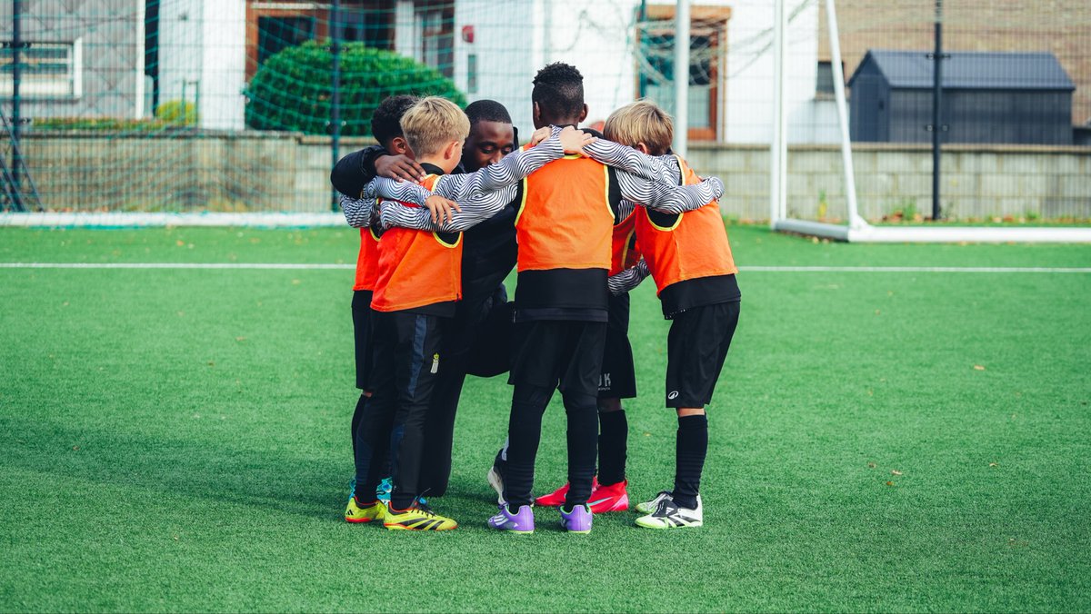 SportCharleroi's tweet image. Une journée 𝗺𝗮𝗴𝗶𝗾𝘂𝗲 pour nos Zébrions ! ✨🦓

Mini-tournoi, rires et souvenirs inoubliables aux côtés des pros. Une expérience gravée à jamais dans leurs mémoires ! 🖤

#RCSC #NapoleonScore ⚫️⚪️