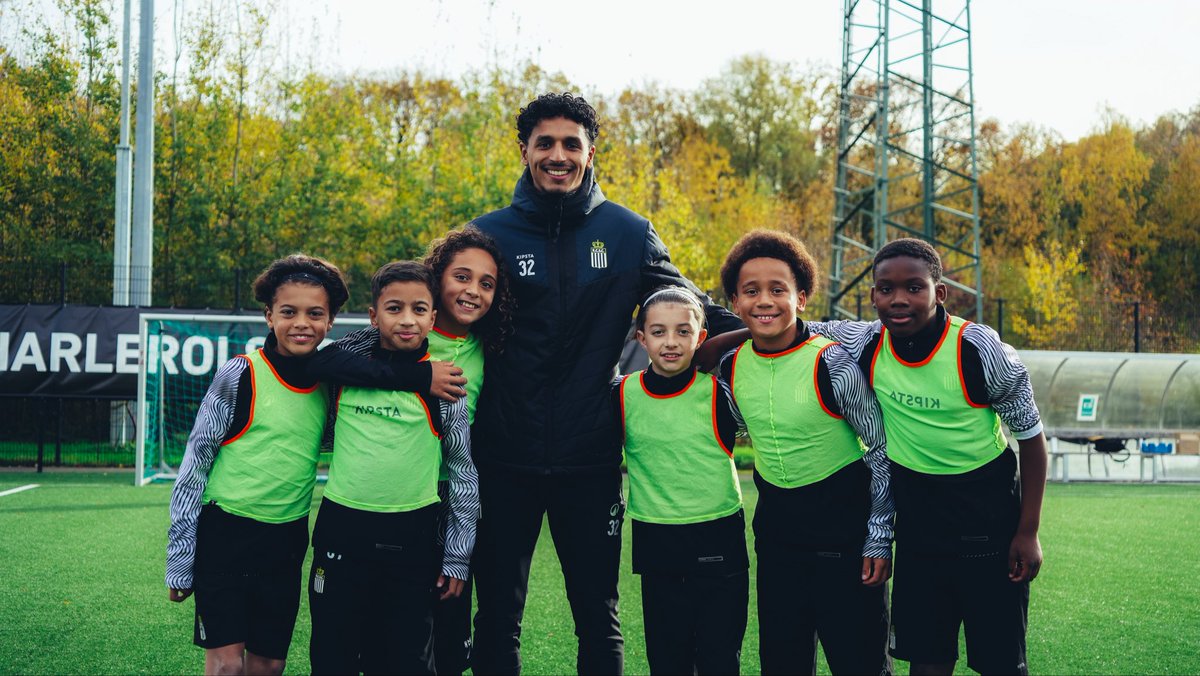 SportCharleroi's tweet image. Une journée 𝗺𝗮𝗴𝗶𝗾𝘂𝗲 pour nos Zébrions ! ✨🦓

Mini-tournoi, rires et souvenirs inoubliables aux côtés des pros. Une expérience gravée à jamais dans leurs mémoires ! 🖤

#RCSC #NapoleonScore ⚫️⚪️