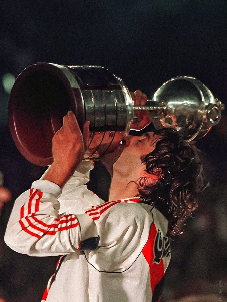 Es tan grande que si debo hablar del Enzo, los laureles, los elogios, quedan chicos.
La palabra de alabanzas se hace añicos, es Francescoli tan grande que ahora pienso, que su nombre debería ser INMENZO.
Feliz cumple al extranjero más grande de la historia del fútbol argentino.