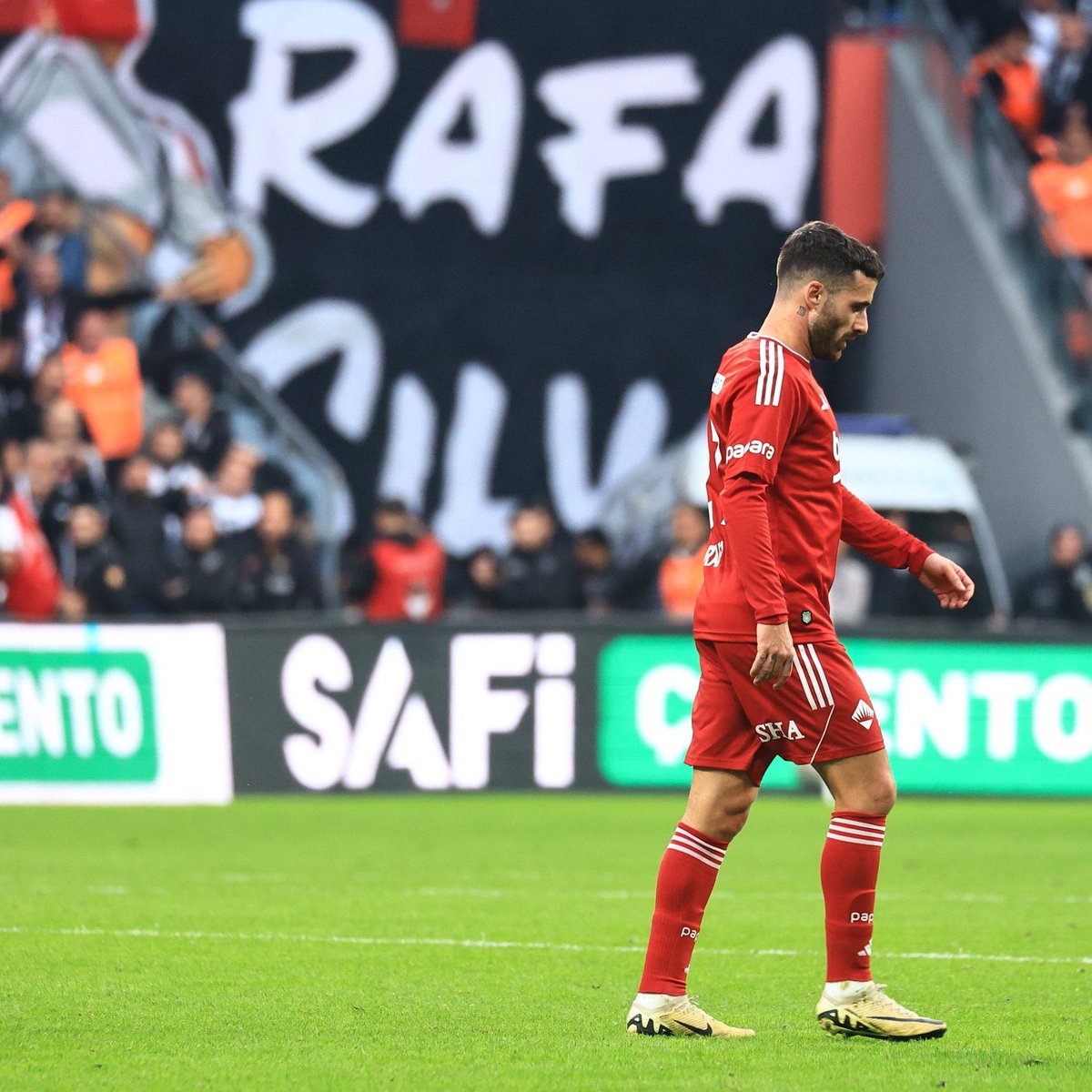 Samsunspor maçında Rafa Silva için özel bir pankart yapılmalı

Tribünlere çağırılmalı ona olan sevgimizi tekrardan hissettirmeliyiz böyle bir yıldızı kaybetmeyelim amk ya çok bağlandık