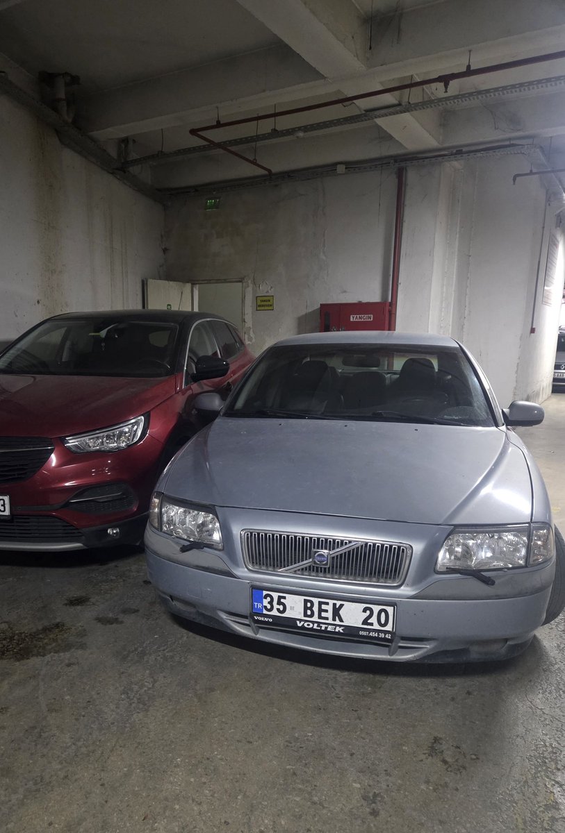 Yer Bornova, bir sorumsuz  insan yüzünden 30 dakikadır bekliyorum ve engelli çocuğum okulda mahsur, işte memleketimden insan manzarası #izmirtrafik #izmiremniyet #izmirpolis