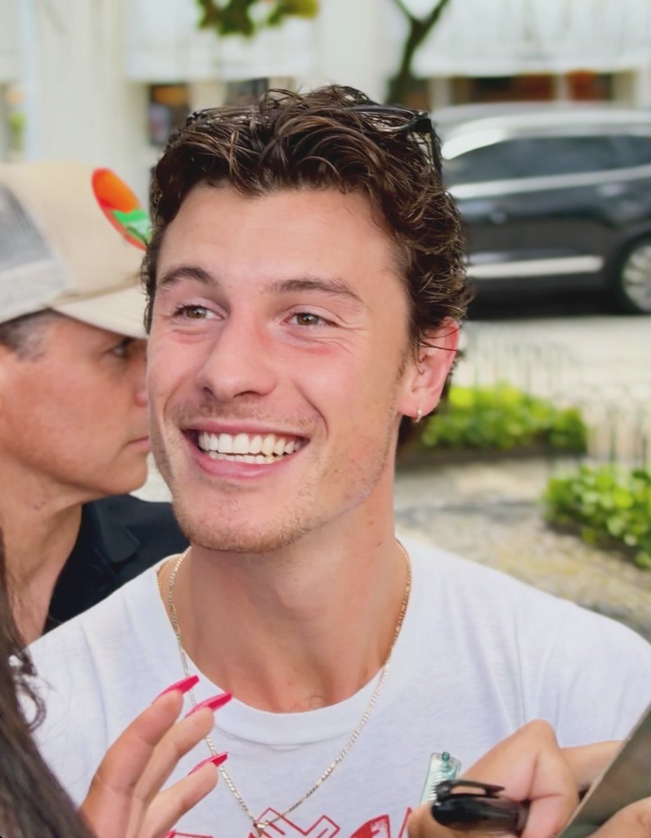 atalbruninha1's tweet image. Entenda o caso: artista é contratado pra cantar 2min e já está fazendo morada de 10 dias no país! 
E tem gente que jura que é impossível vir pro Brasil 🇧🇷