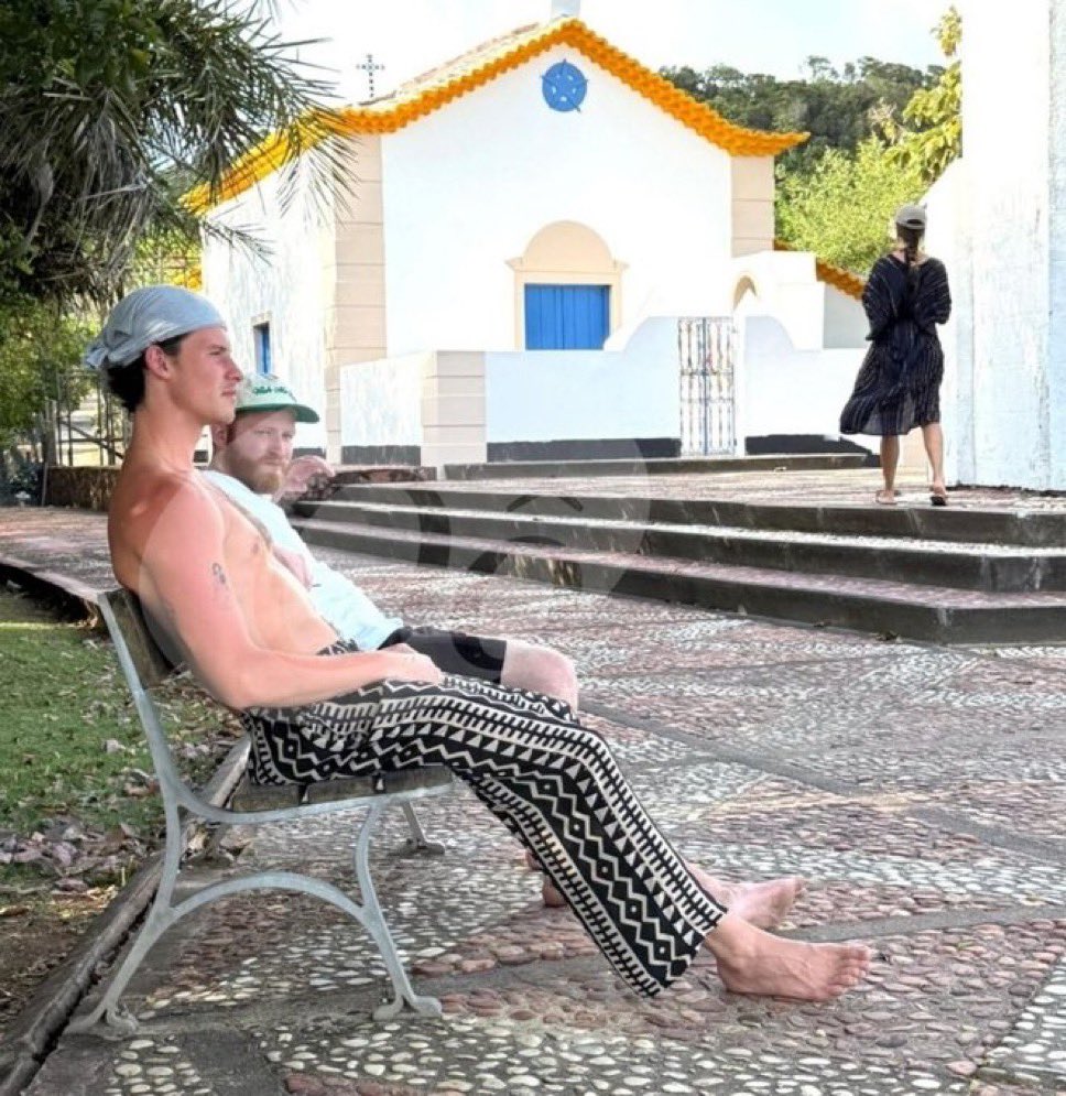 atalbruninha1's tweet image. Entenda o caso: artista é contratado pra cantar 2min e já está fazendo morada de 10 dias no país! 
E tem gente que jura que é impossível vir pro Brasil 🇧🇷