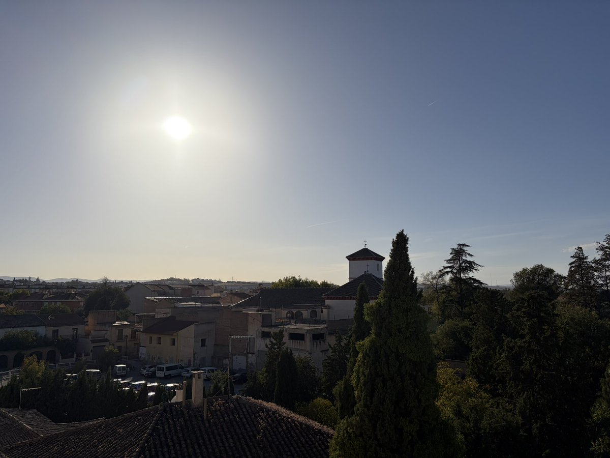 Mas frío dentro de las casas que fuera…Se nota al salir la bofetada de calor, casi 10° menos en nuestro salón