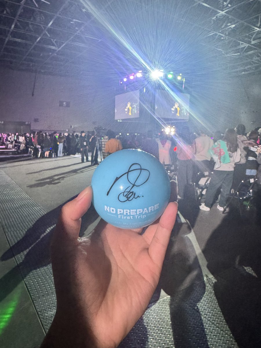 comyutanatsu's tweet photo. 悠馬くん仙台に引き続きまたボールくれた😭💖
本当に幸せすぎる、、、、、、、
しかもサイン入り‼️もしかして認知してくれてる？
楽すぎたー！！！ありがとうー！！！
@comyuma1214 

#生ノンプリ　#ノンプリ愛知　 #コムドット https://t.co/URDuJzTyIx