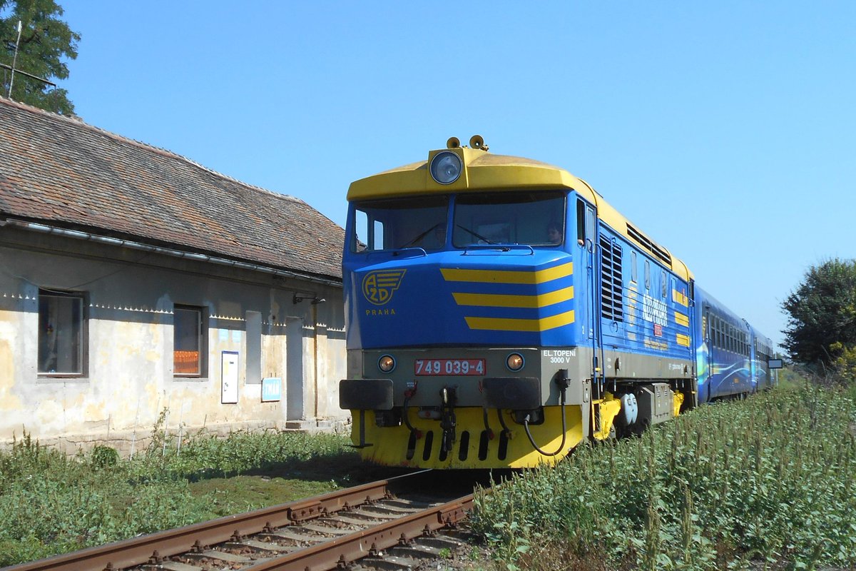 VlastimilWeiner's tweet image. Zdar lokálkám! 17. 11. bude setkání přátel Podřipské střely. Pořádá Žel. muzeum Zlonice, k němu vypraví nákl.vlak s Bardotkou @azd_praha 📷. Na lokálku Zlonice–Straškov vyrazí vlaky v 4/2026. Poprvé s nimi pojedete z Lounska pod Říp bez přestupu, o vybraných víkendech a svátcích.