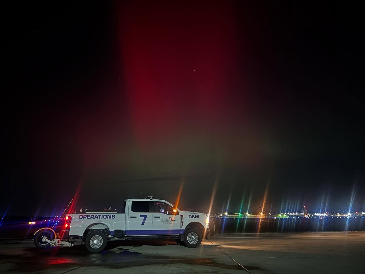 Repost 📷 by @brisplanes: Northern lights in Des Moines!