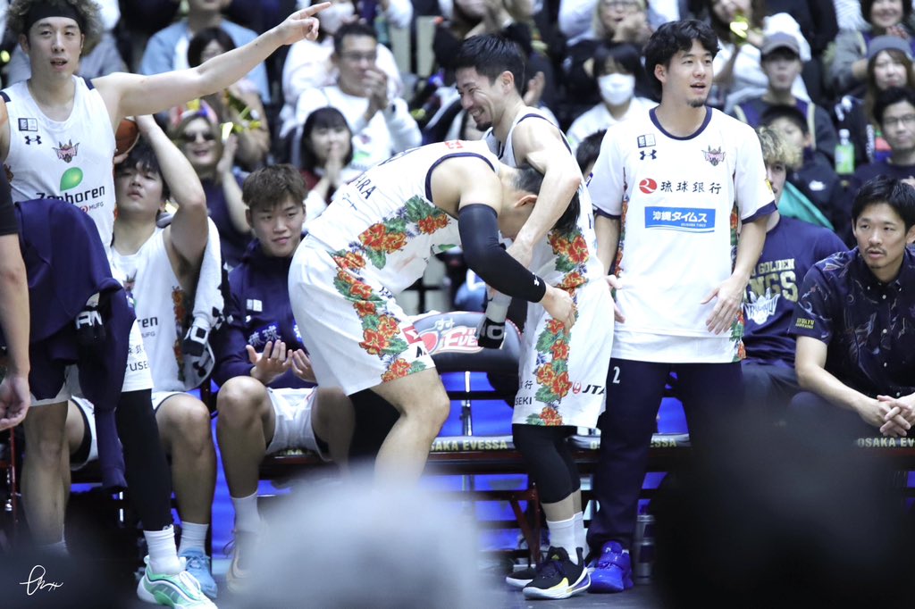 R9_5610's tweet image. 神に突っ込んできて頭グリグリして満足気に去っていったサド、あまりにも大型犬だった 神もこの笑顔です
 #琉球ゴールデンキングス
 #岸本隆一
 #佐土原遼