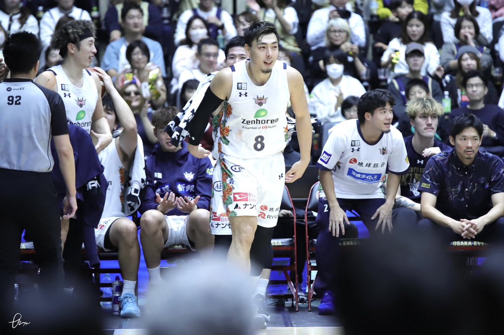 R9_5610's tweet image. 神に突っ込んできて頭グリグリして満足気に去っていったサド、あまりにも大型犬だった 神もこの笑顔です
 #琉球ゴールデンキングス
 #岸本隆一
 #佐土原遼