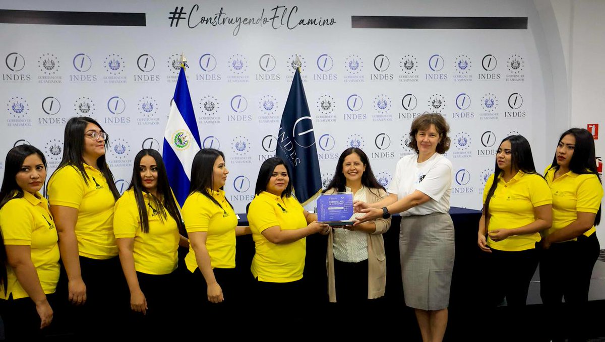 indeselsalvador's tweet photo. #Ajedrez ♟️| Esta mañana, en la sala de prensa del Estadio Nacional Jorge “El Mágico” González, se llevó a cabo la entrega de reconocimientos a los ajedrecistas privados de libertad que ganaron medalla de oro (femenino) y plata (masculino) en el Campeonato Intercontinental Online 2025.

La actividad contó con la presencia de Dana Reizniece, directora general de la Federación Internacional de Ajedrez, así como de Dinora Acevedo, gerente de Desarrollo Deportivo de nuestra institución, y Samuel Díaz, director del Centro Industrial de Cumplimiento de Penas y Rehabilitación de Santa Ana.

Los equipos ganadores recibieron diplomas por su participación y el respectivo trofeo para las campeonas y subcampeones del evento intercontinental. 

La FIDE también entregó placas de agradecimiento al presidente ad honórem del INDES, Yamil Bukele, y al Director General de Centros Penales, Osiris Luna, por la labor desarrollada a través del programa de ajedrez impulsado por el departamento de Oportunidades de nuestra institución. 

#ConstruyendoElCamino