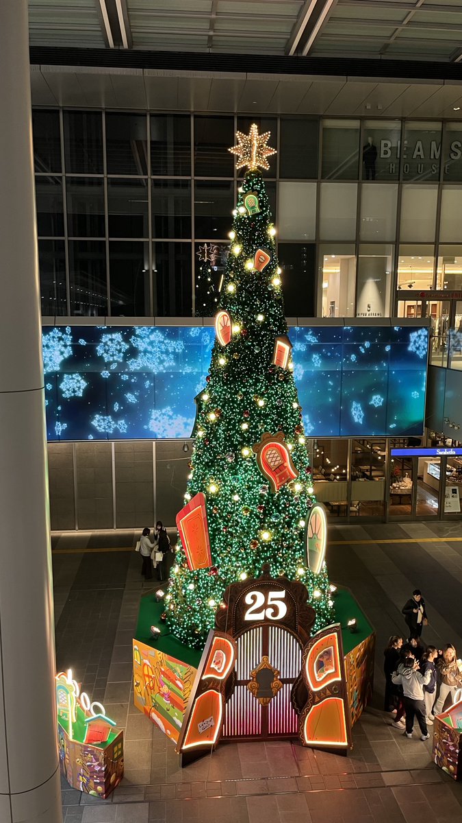 名古屋駅前で 今年も 巨大なクリスマスツリーの点灯がはじまりました