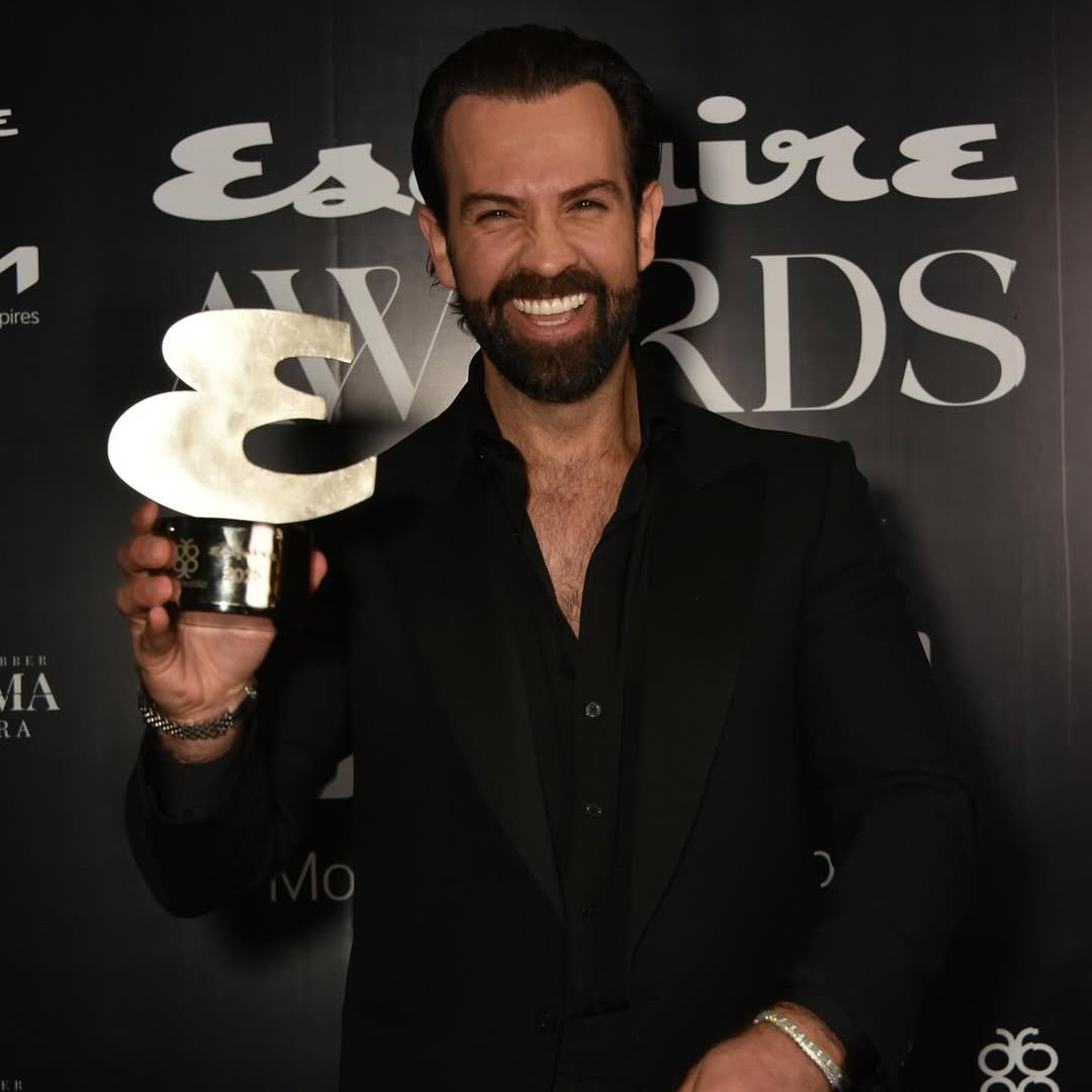 RevistaEliteqr's tweet image. 💫Estilo, talento y actitud se reunieron en los Esquire Awards 2025 en la CDMX, una noche donde la moda y la autenticidad definieron al hombre moderno.🖤🏆

#EsquireAwards2025 #ModaYEstilo #HombresDeÉxito #LuxuryLifestyle 

revistaelitemx.com/talento-estilo…