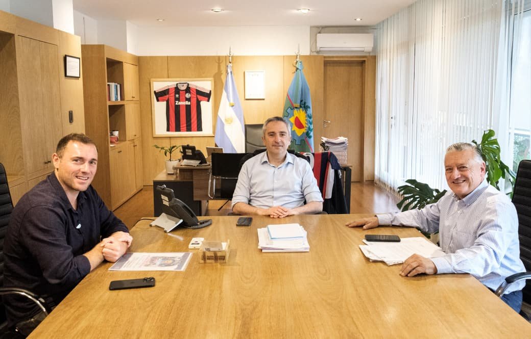 Recibí al intendente <a href="/albertogelene/">Alberto Gelené</a> y al asesor en Políticas Públicas, Emil Gelené, con quienes abordamos la agenda de trabajo conjunta que llevamos adelante en Las Flores.

Fortalecer los vínculos con los 135 intendentes para llevar soluciones a la comunidad es una de las