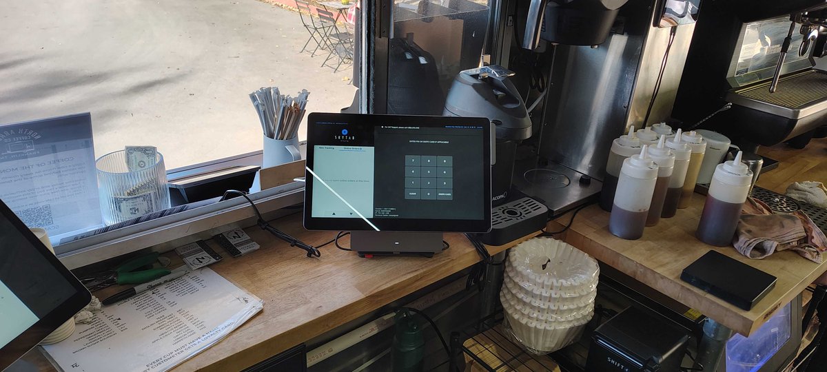 CPando_SkyTab's tweet image. ☕ NORTH ARROW COFFEE CO is brewing up happiness in Franklin, TN! This cozy coffee shop serves all your favorite fresh brews plus a lineup of delicious bites that hit the spot. 🥐☕ Perfect place to relax, catch up with friends, or just enjoy a peaceful moment with a hot cup of…