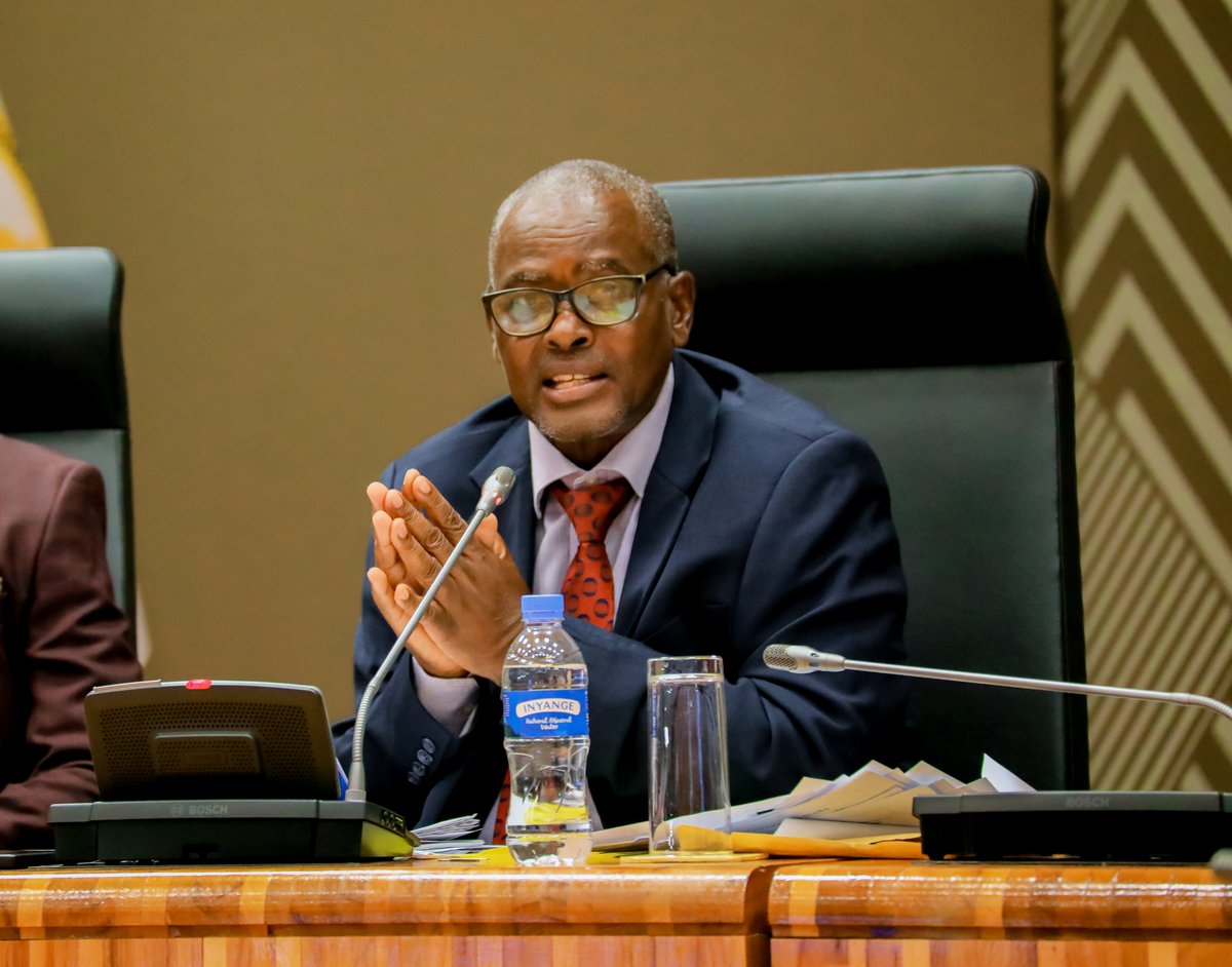 gahunda y'ibikorwa bya Komisiyo by'umwaka wa 2025/2026. yiga ku micungire y'Abakozi ba Leta harebwa uko bashakwa n'uko bacungwa. <a href="/amuganza/">Angelina  Muganza</a>, <a href="/DKanakuze/">KANAKUZE Jeanne d'Arc</a>     <a href="/wafajali/">Hanifa Nyirakomeza</a>, <a href="/nzizafer/">Fernand Nkurunziza</a>, <a href="/ByusaDiamant/">Byusa Diamant</a>