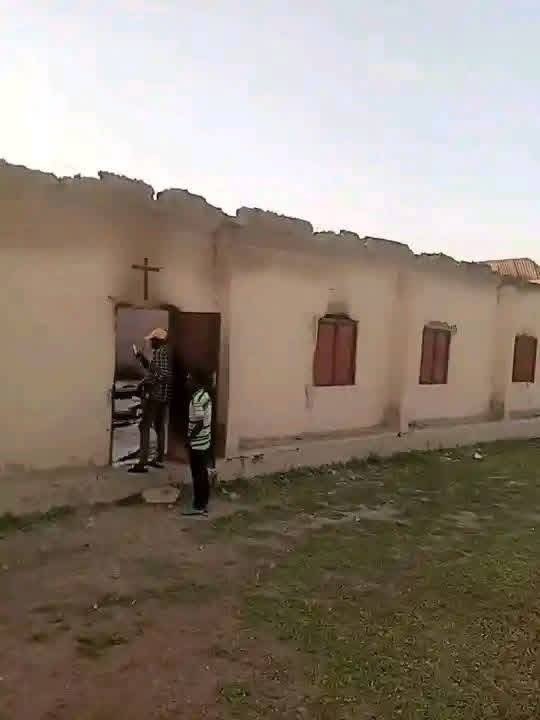 ZariyiYusufu's tweet photo. Nigerians, there is an on-going genocide that the Nigerian government wished the world did not pick on its radar.

Please, for humanity’s sake, don’t be distracted by the “new hero vs old villain” episode the government just created and end up moving past an evil that has been cutting down Christians for almost two decades.

For the first time, even pastors who have been silent about their personal experiences of Christian persecution are beginning to speak up.

Let us leave the “Young Officer vs Wike” drama and stay focused on this matter of life and death, upon which the future of Nigeria solely rests.

Hold the line, for humanity’s sake 🙏🏿