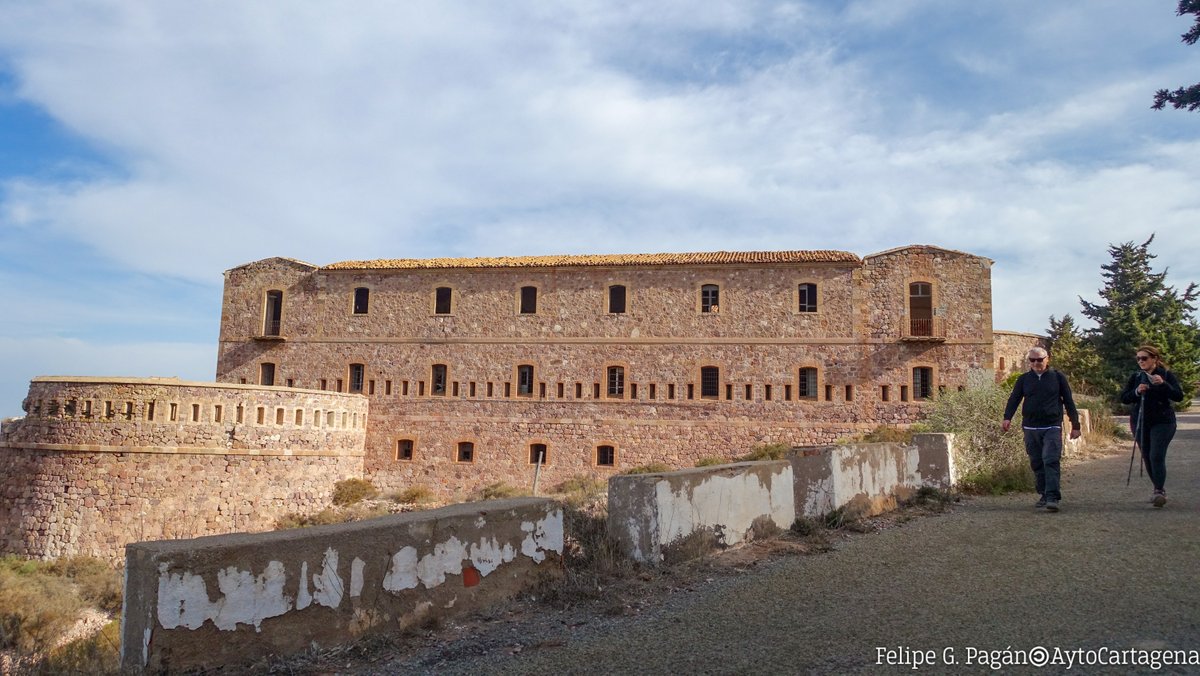 Caminar hasta la Batería de Fajardo es descubrir la historia y la naturaleza que rodean a la bahía de Cartagena. Un sendero con vistas espectaculares, fortificaciones militares y el encanto del Mediterráneo en cada paso.

Ideal para los amantes del senderismo y la fotografía,