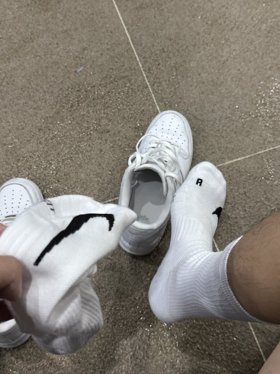 刚打完🏀，汗水浸透白袜，带着热气，
爬过来