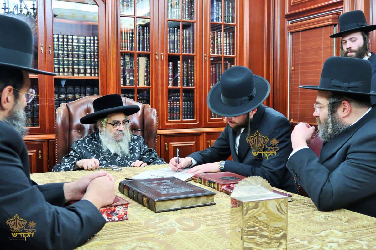 HQSatmar's tweet photo. Satmar Grand Rebbe Aron has signed a contract with philanthropist Volvie Stern, who is generously donating towards the Mikvah at the new majestic Satmar Shul in #Linden #NewJersey. A beautiful addition to our Central NJ community! https://t.co/6DOmJCOybo