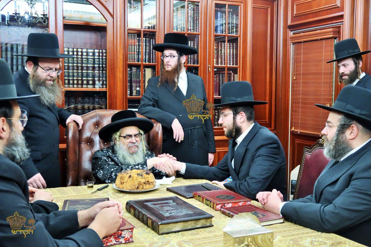 HQSatmar's tweet photo. Satmar Grand Rebbe Aron has signed a contract with philanthropist Volvie Stern, who is generously donating towards the Mikvah at the new majestic Satmar Shul in #Linden #NewJersey. A beautiful addition to our Central NJ community! https://t.co/6DOmJCOybo