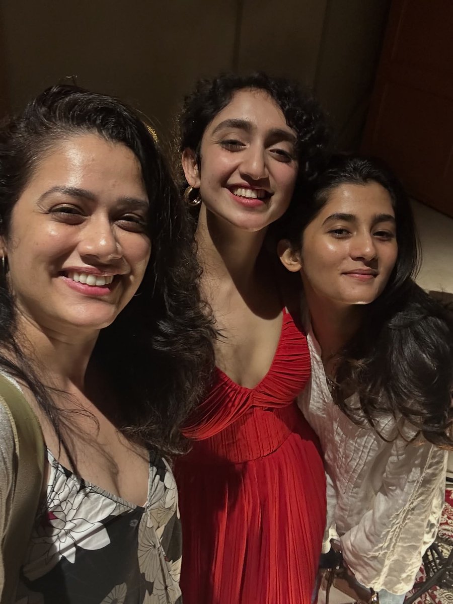 Girijaa_oak's tweet photo. What are babes !!! https://t.co/t6M1FcXVGp
