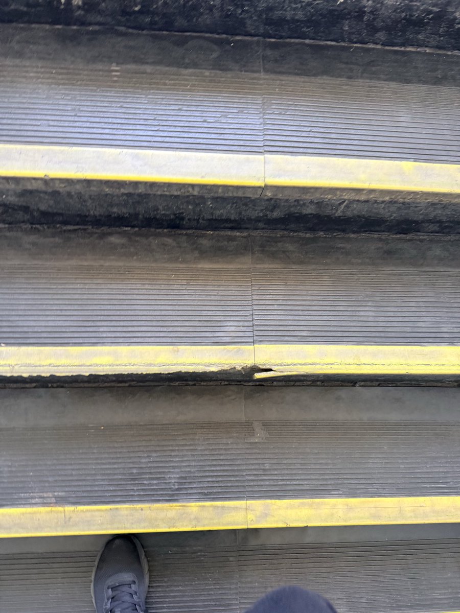 thorrodrigo's tweet photo. @EFENos_ cuando reparan las escaleras ? Casi todas las estaciones están en el mismo estado para que decir la estacion NOS del mall plaza sur hay personas de edad que transitan a diario por esas escaleras , o están esperando un accidente ? @SERNAC @canal13 https://t.co/2IXnHLrZpR