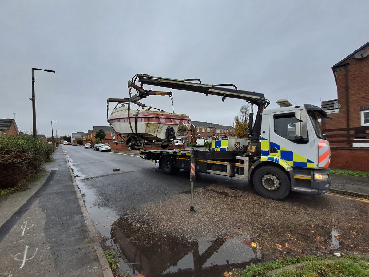 PenhamExcel's tweet image. 🚤💨 From cars to boats! Despite the wet and windy weather, our team tackled something out of the ordinary — removing an abandoned boat from a public road for @sandwellcouncil . We support local authorities, removing abandoned vehicles FREE of charge.