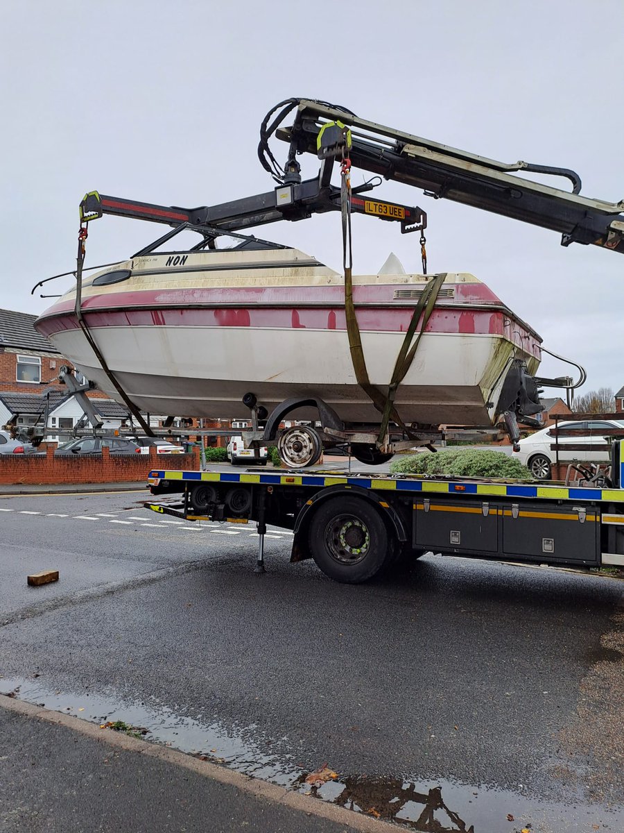 PenhamExcel's tweet image. 🚤💨 From cars to boats! Despite the wet and windy weather, our team tackled something out of the ordinary — removing an abandoned boat from a public road for @sandwellcouncil . We support local authorities, removing abandoned vehicles FREE of charge.