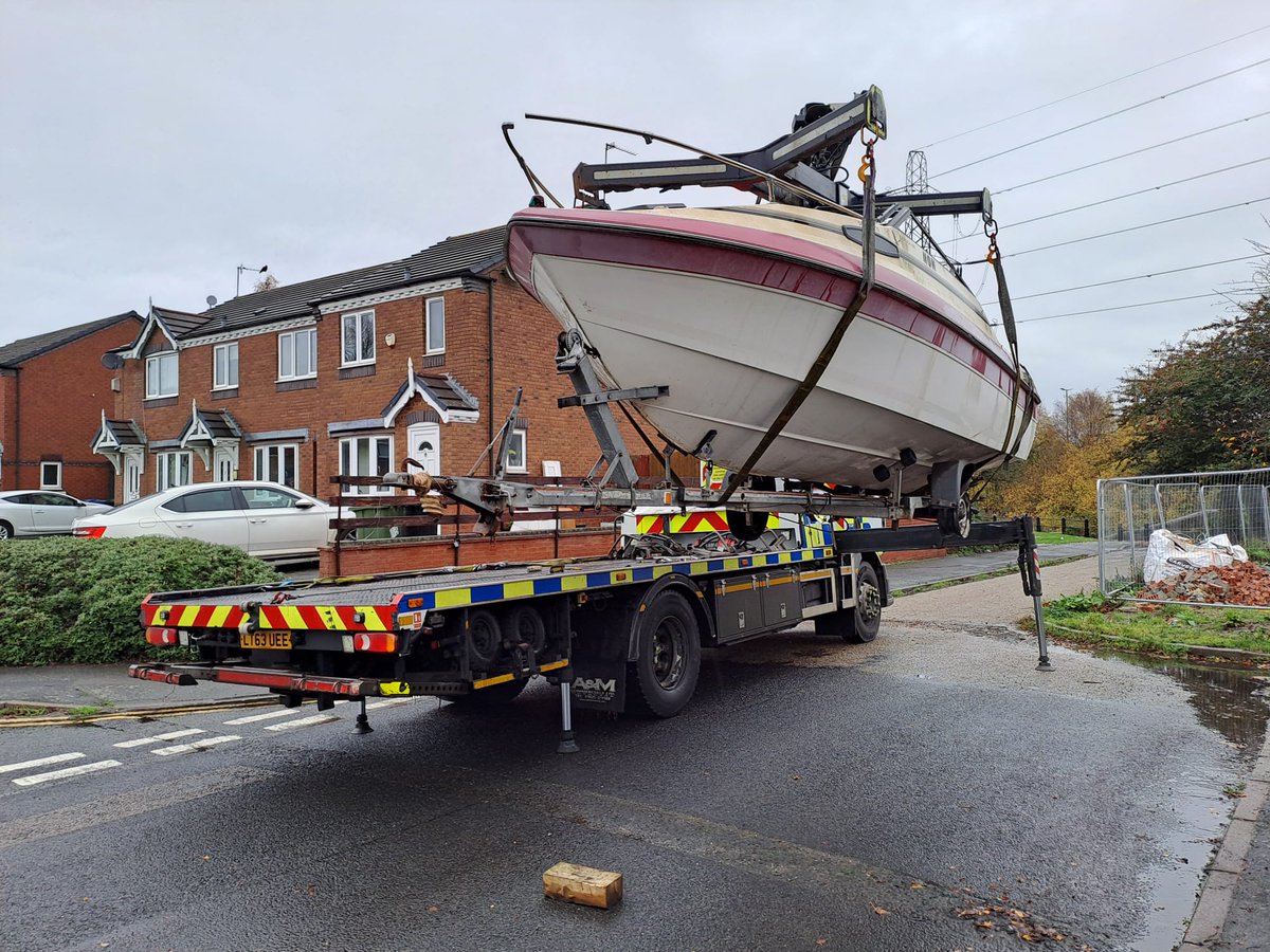 PenhamExcel's tweet image. 🚤💨 From cars to boats! Despite the wet and windy weather, our team tackled something out of the ordinary — removing an abandoned boat from a public road for @sandwellcouncil . We support local authorities, removing abandoned vehicles FREE of charge.