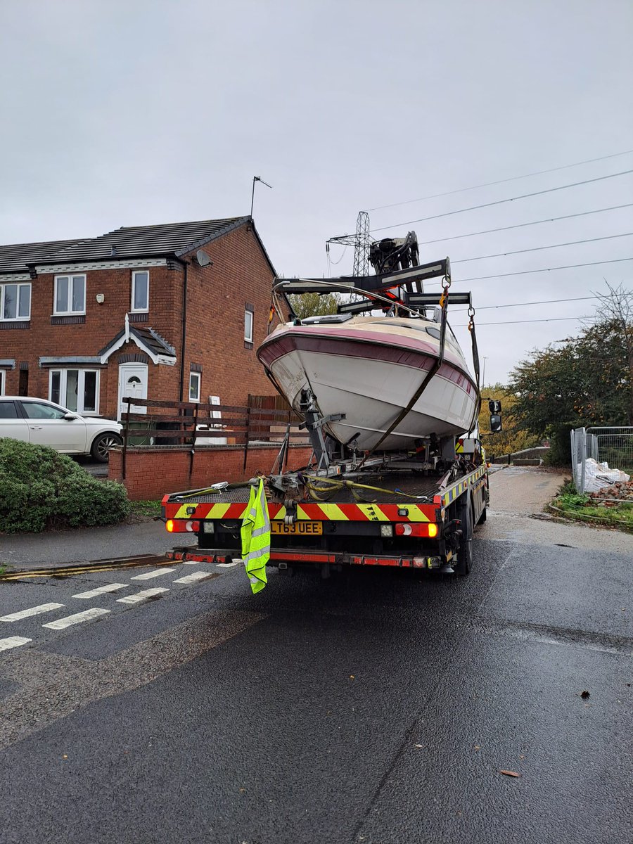 PenhamExcel's tweet image. 🚤💨 From cars to boats! Despite the wet and windy weather, our team tackled something out of the ordinary — removing an abandoned boat from a public road for @sandwellcouncil . We support local authorities, removing abandoned vehicles FREE of charge.
