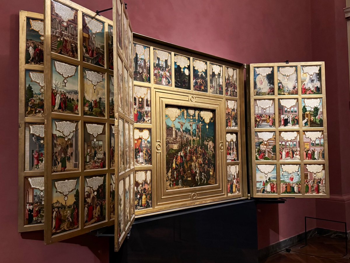 500 yıllık görsel vaaz 😯 1540'lardan kalma Mömpelgarder Kanatlı Sunagi, en fazla resme sahip Alman eseri. İncil ayetleriyle "foto romanı" gibi çalışıyor. O dönemde halka din eğitimi veren bir sanat eseriymiş😌