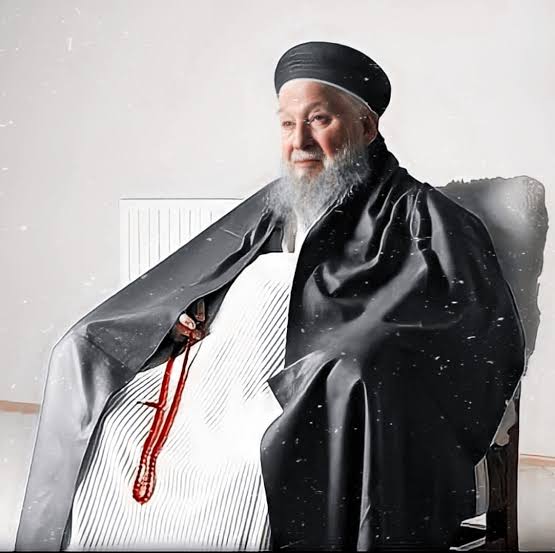 Yıllar Sonra Haklı Çıkan Bir Ses

Mahmud Efendi Hazretleri, Sultan Selim Camii’nin o mübarek kubbeleri altında yıllarca aynı hakikatleri haykırdı. Ne mevzu değişti ne de istikamet. Her sohbetinde aynı dertle, aynı kararlılıkla, aynı uyarıyla konuştu..

O, konuşurken hedefinde ne