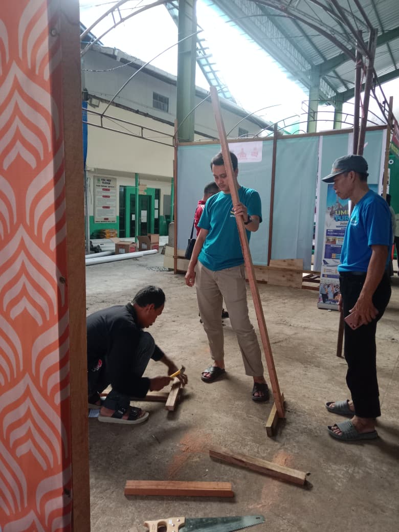 Ketua PCM Minggir, H. Ngadimin, M.Pd., (kopiah coklat) memimpin langsung persiapan stand dalam CRM Award VI di Banjarmasin

#CRMAwardVI #MinggirMenginspirasi

<a href="/lpcrm_muh/">LPCR PM PP MUHAMMADIYAH</a>