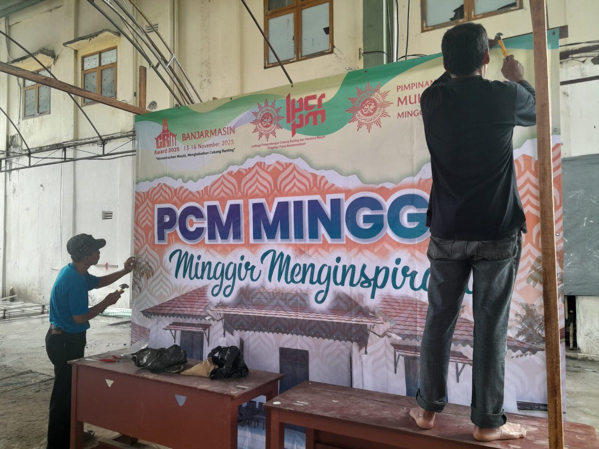 pcmminggir's tweet photo. Ketua PCM Minggir, H. Ngadimin, M.Pd., (kopiah coklat) memimpin langsung persiapan stand dalam CRM Award VI di Banjarmasin

#CRMAwardVI #MinggirMenginspirasi

@lpcrm_muh https://t.co/pYnIdqltjB