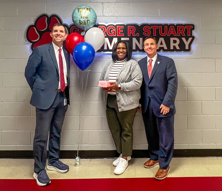 clevecityschool's tweet image. Congratulations to Mrs. Kim Bradford, Principal of Stuart Elementary, for being named our CCS Principal of the Year. Her leadership, vision, and heart make a lasting difference.
#BuildingChampions #BuildingCommunity #ChooseCleveland