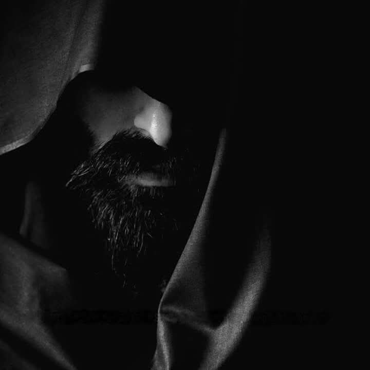 انتظر النسيان
كلما خلدت الى الهدوء
تفتح لي ابواب الذاكرة
من جديد
لتخرج ماخبأه النهار
وكلما اغمضت عيني تهرول
نحوي كواليس الذكرى
تحدثني عن الشيء المفقود
وتخبرني ان الليل طريقه طويل
ومساراته متعددة
فأجد قلبي وفكري هناك
وانا احدق في الظلام
لاأعرف طريق الغد
#مهاجر
#قيثارة_النيل