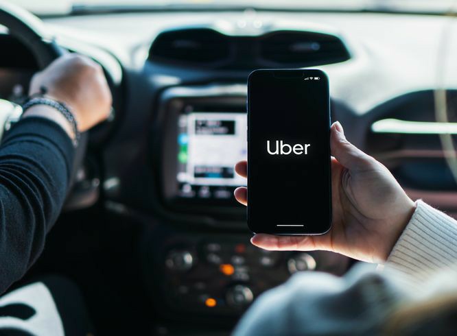 एबीपी न्यूज चैनल की एंकर चित्रा त्रिपाठी के साथ लगता है किसी ओला या उबेर कैब ड्राइवर ने बदजुबानी की है.

चित्रा त्रिपाठी ने ओला और उबेर, दोनों कैब कंपनियों को आड़े हाथों लेते हुए ट्वीट किया कि कैब ड्राइवर पैसेंजर बिठाने के बाद

फ़ोन पर बात करने लगते हैं. तब तक बात करते हैं जब तक