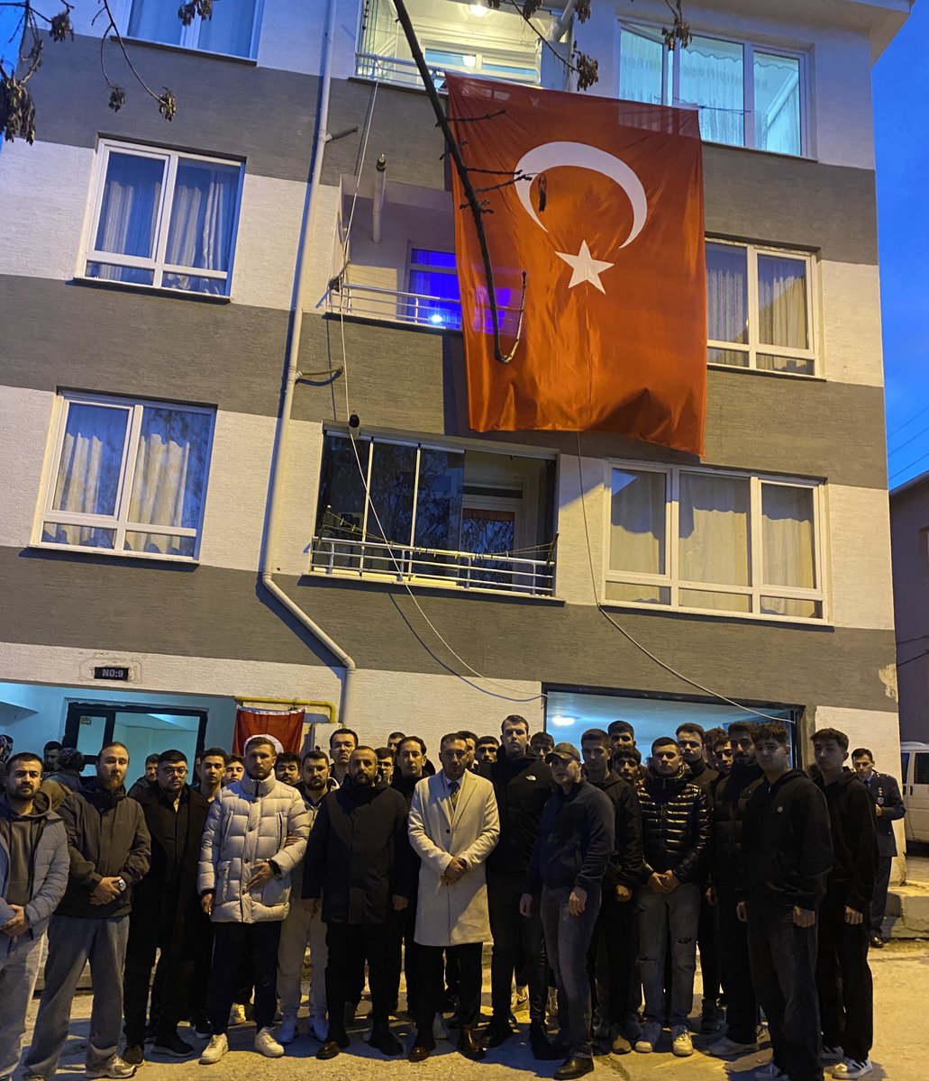 Nefer Grubu olarak, C-130 askerî kargo uçağı kazasında şehit düşen hemşehrimiz Üsteğmen Emre Mercan’ın ailesine taziye ziyaretinde bulunduk.

Bu şehrin neferleri olarak, kahraman şehidimizin ailesinin daima yanında olacağız.

🇹🇷 Ruhun şad olsun, Üsteğmen Emre Mercan.