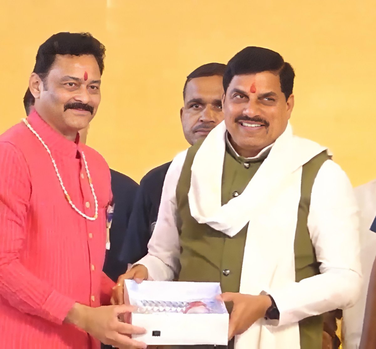 गुरु के चरणों में प्रदेश के मुखिया का नमन! 
दद्दाजी के विग्रह की प्राण प्रतिष्ठा 11 नवंबर को संपन्न हुई, मंदिर खुले और आज लाखों भक्तों संग प्रदेश के मुख्यमंत्री डॉ. मोहन यादव ने भी दर्शन कर आशीर्वाद लिया। संजय सत्येंद्र पाठक की भक्ति ने यह वातावरण निर्मित किया।