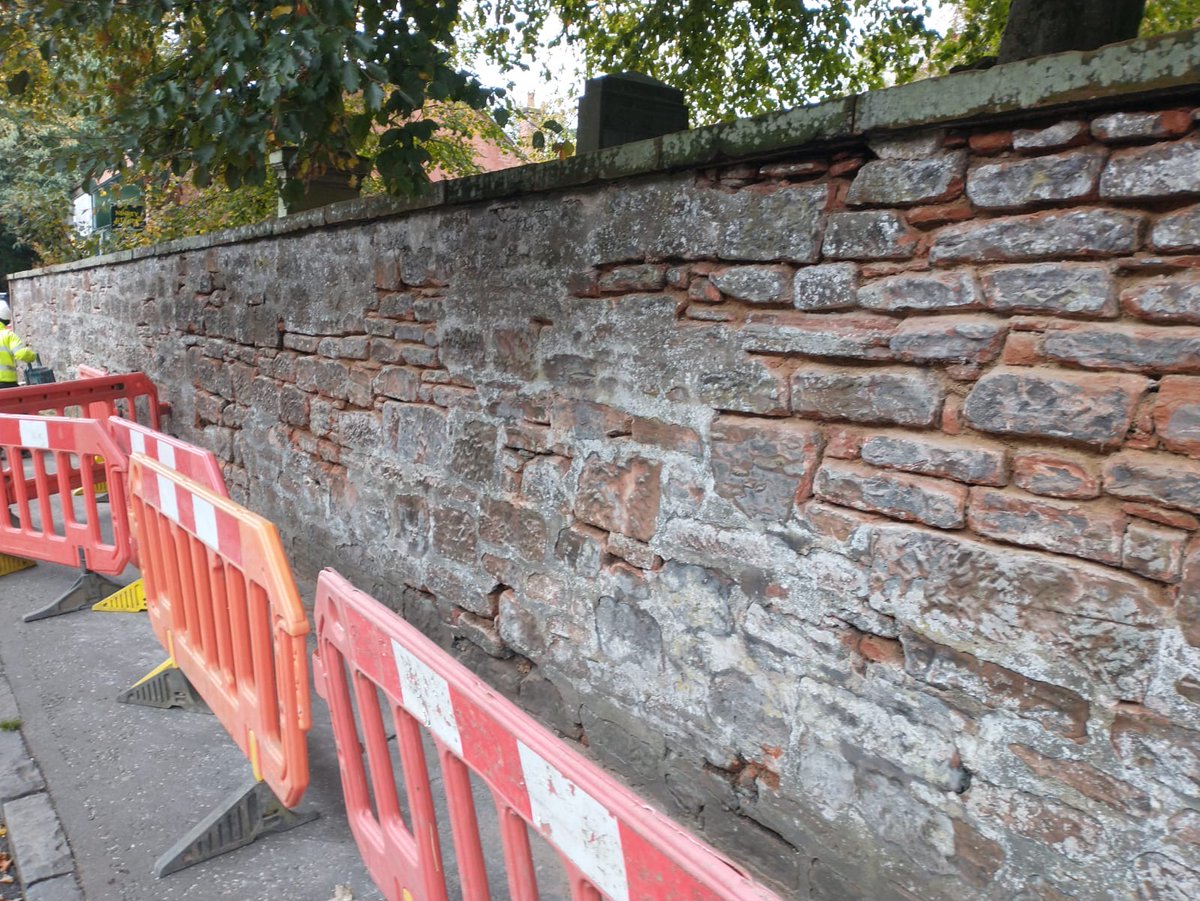 jmlcontracts's tweet image. Historic #wallrepairs for @EastAyrshireCouncil in Mauchline. So satisfying to breath new life into an old structure like this. #stonework #stonerepair #mason #masonry