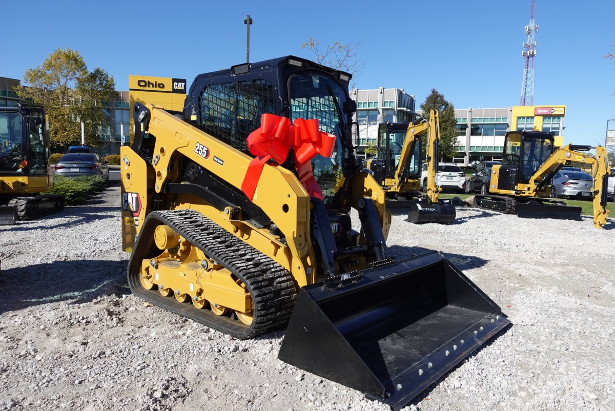 🎁 The gift your job site deserves: the Cat 255 Compact Track Loader. Power, precision, and versatility all wrapped up in one machine. When you need performance that works as hard as you do, this is the present that keeps on giving.

💪 bit.ly/4gh6MvQ