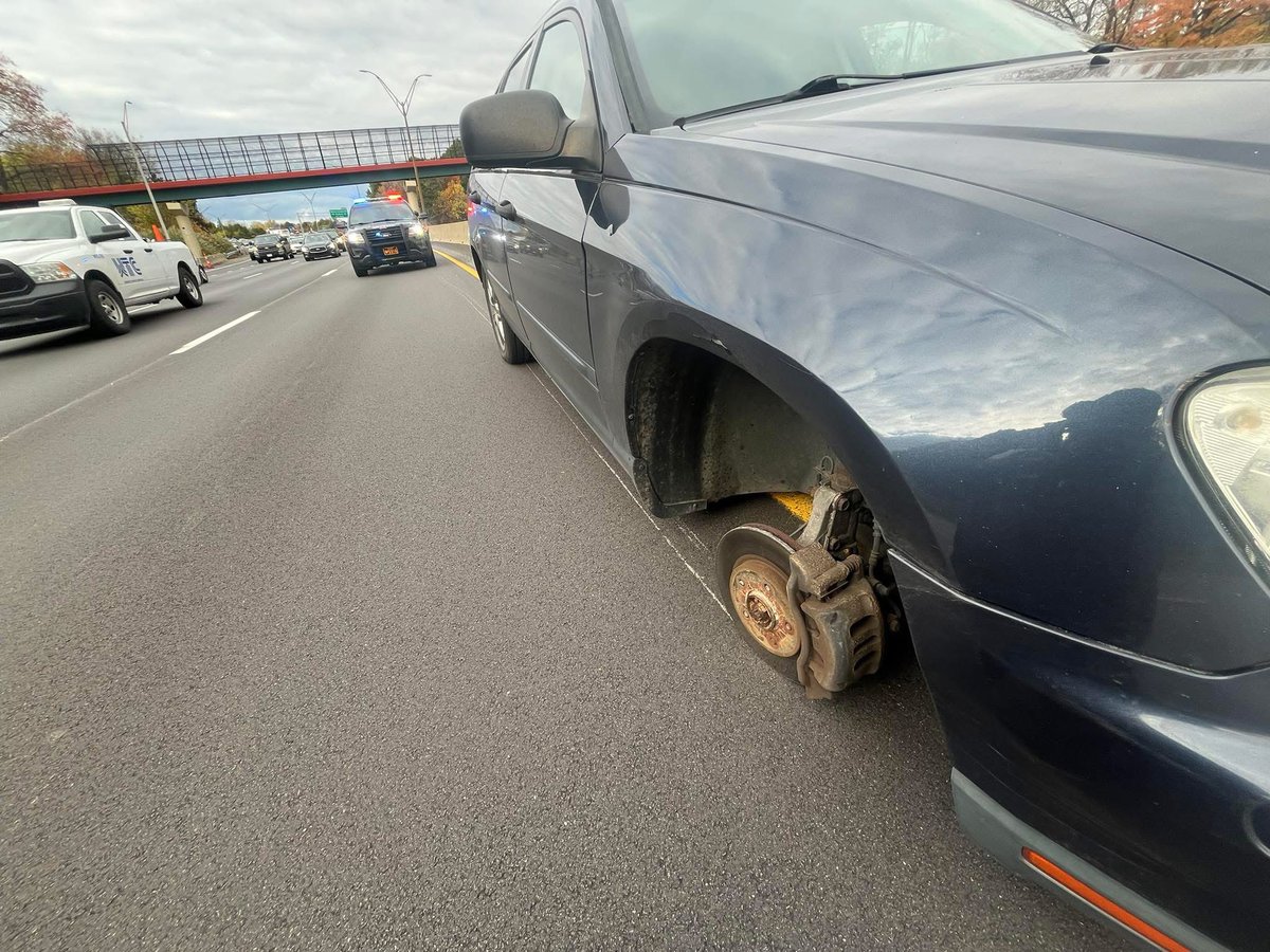 veronicaaJayy's tweet photo. @BryceHall My family could really use any grocery money, the car completely needed scrapped just days ago too Then our basement pipe blew . so we’re having a tough time having any food in the house even eggs. https://t.co/gQZjq9rQcu