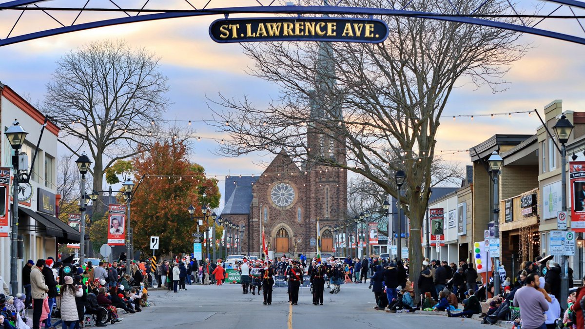 Get ready for a weekend filled with holiday cheer! 🎄

Santa is making his way to Niagara Falls for two exciting events to kick off the holiday season. Join us for the Santa Claus Parade and Deck the Halls Holiday Market.

Discover all the details below! ⬇️